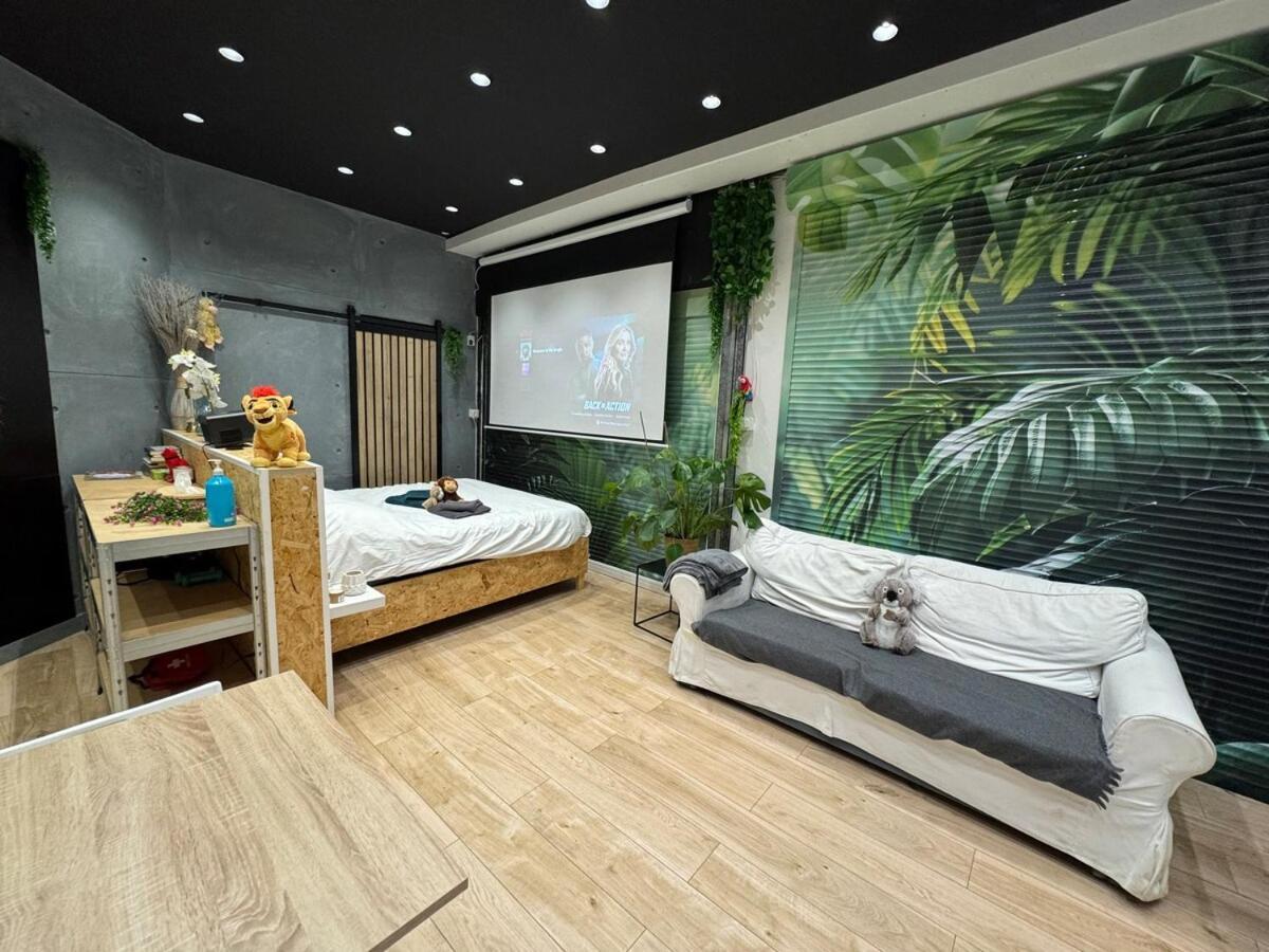 Jungle With Breakfast And Video Projector * Lyon